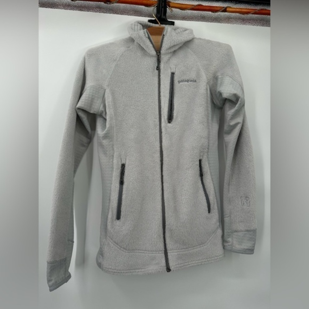 Patagonia  fluffyfleece jacket zipper up . Beige‎ color size small